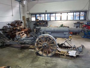 Uno dei pezzi di artiglieria austroungarico in fase di restauro